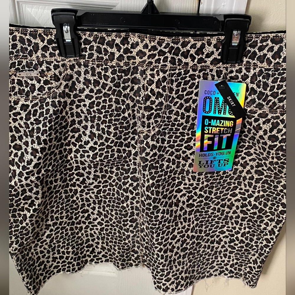 Coco+ carmen skirt size L, color print black and cream.